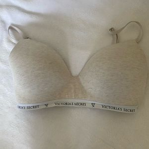 Victoria’s Secret lightly lined wireless t-shirt bra 34DD